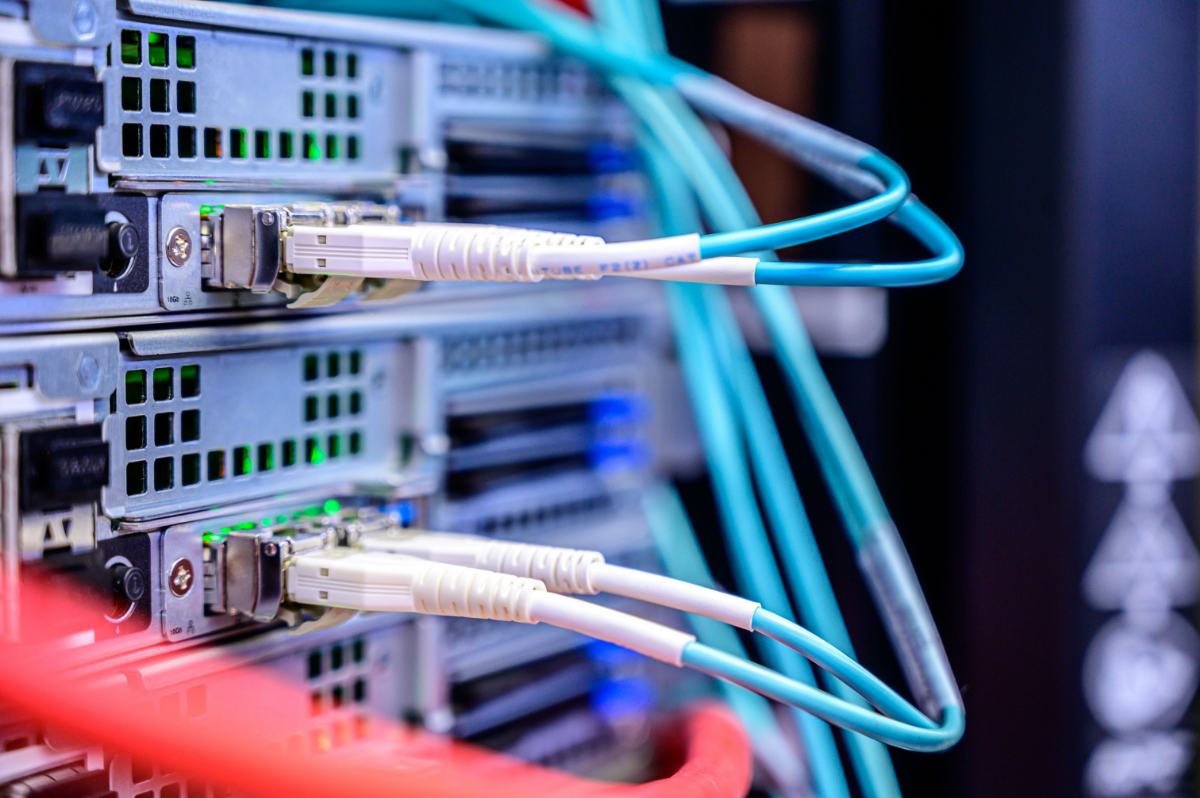 Glasfaseranschlüsse an einem Switch mit angesteckten Patchkabeln